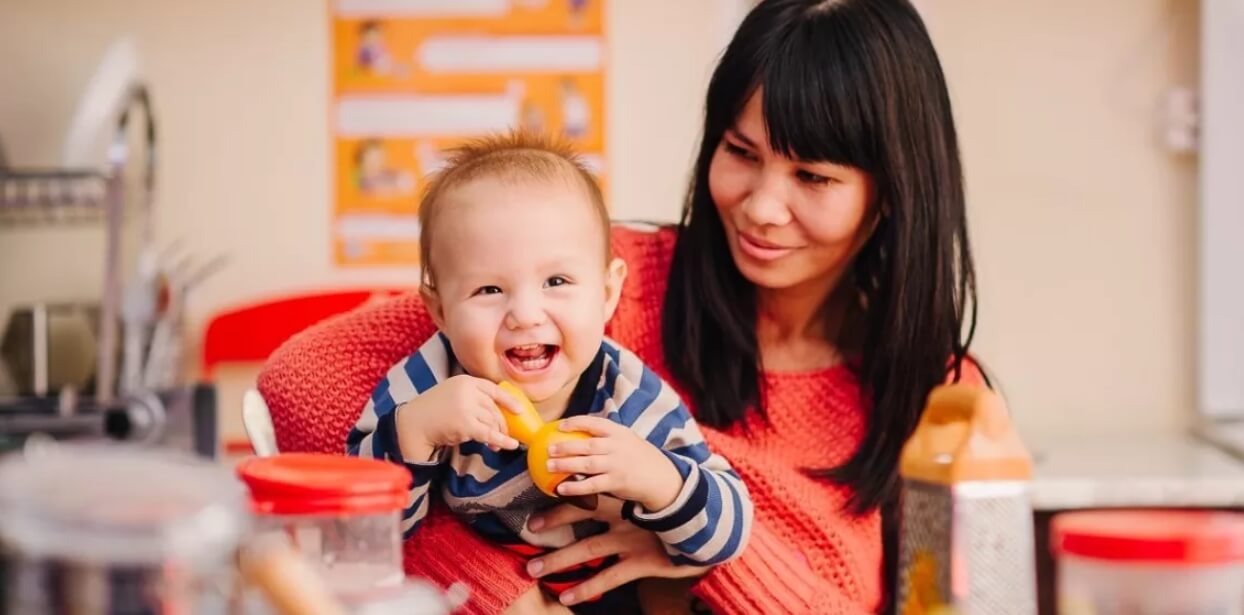 Возможно, женщины более разговорчивые чем мужчины из-за социальных различий. Источник: unicef.org. Фото.