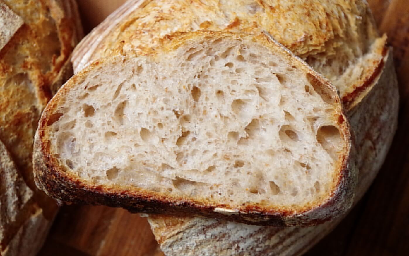 Какие виды хлеба существуют. Хлеб на закваске тоже считается более здоровой альтернативой белому хлебу. Источник изображения: hlebomoli.ru. Какие виды хлеба существуют. Хлеб на закваске тоже считается более здоровой альтернативой белому хлебу. Источник изображения: hlebomoli.ru. Фото.