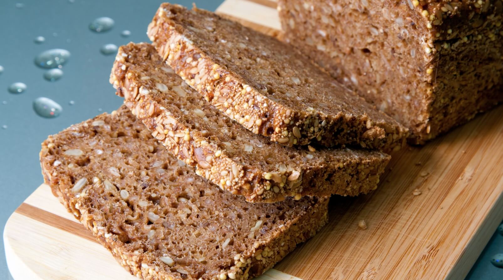 Польза цельнозернового хлеба. Цельнозерновой хлеб помогает избежать многих заболеваний. Источник изображения: recepty-s-photo.ru. Польза цельнозернового хлеба. Цельнозерновой хлеб помогает избежать многих заболеваний. Источник изображения: recepty-s-photo.ru. Фото.