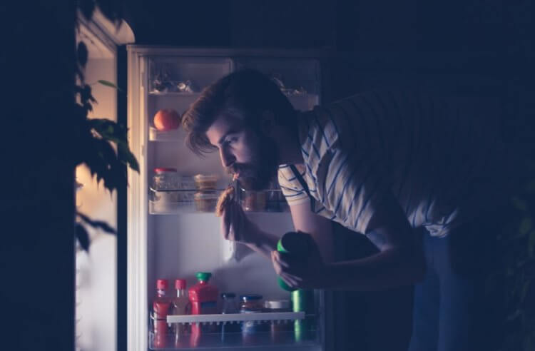 13 худших перекусов на ночь, которые испортят сон. Некоторые продукты могут стать причиной плохого сна или даже бессонницы. Источник изображения: nbcnews.com. Фото.