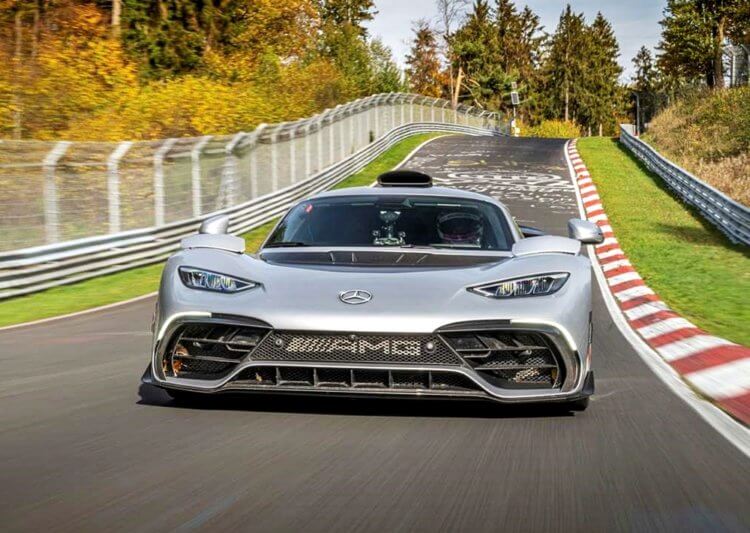 Самый быстрый автомобиль на гоночной трассе. Mercedes-AMG One. Источник изображения: thesupercarblog.com. Фото.