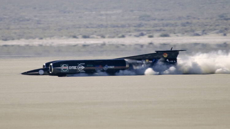 Самая быстрая машина в мире преодолела звуковой барьер. Thrust SSC. 15 октября 1997. Источник изображения: moneyweek.com. Фото.