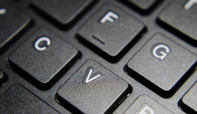 Зачем нужны выступы на клавишах F и J? Фото.