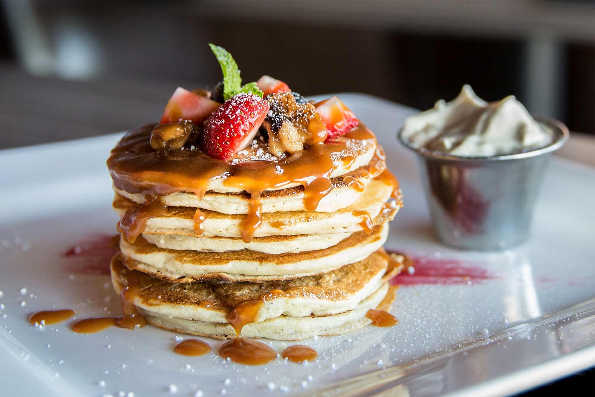 Панкейки с карамелью. Источник изображения: zastavki.com. Фото.