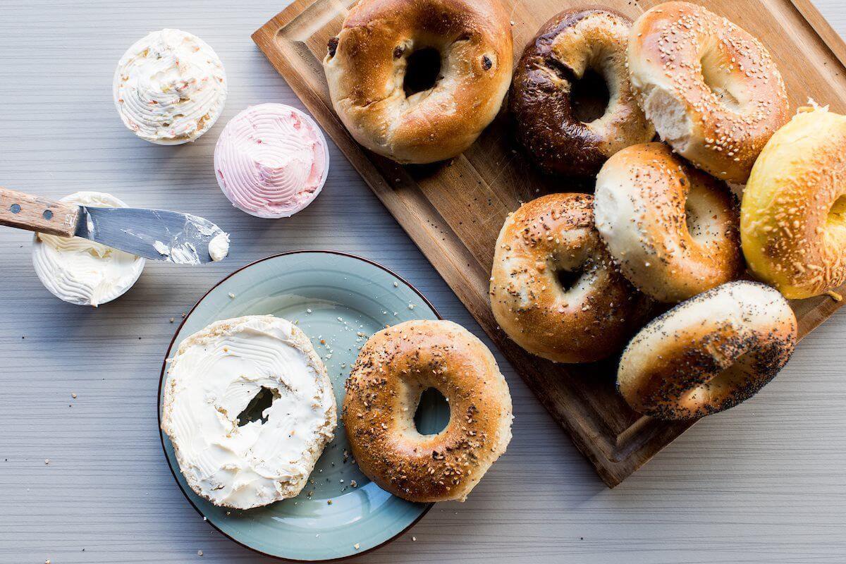 Бейглы с творожным сыром. Источник изображения: mavink.com. Фото.