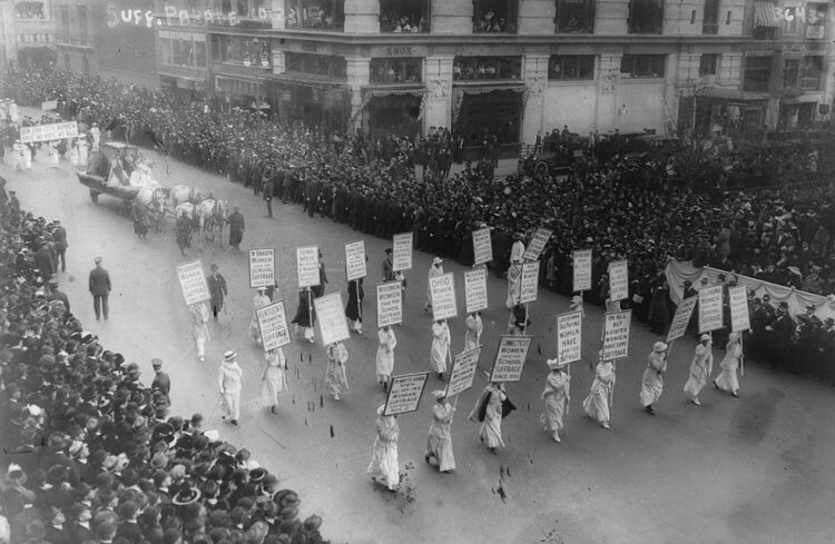 История праздника 8 марта. Прогулка по Бродвею в 1908 году. Источник изображения: nytimes.com. История праздника 8 марта. Прогулка по Бродвею в 1908 году. Источник изображения: nytimes.com. Фото.