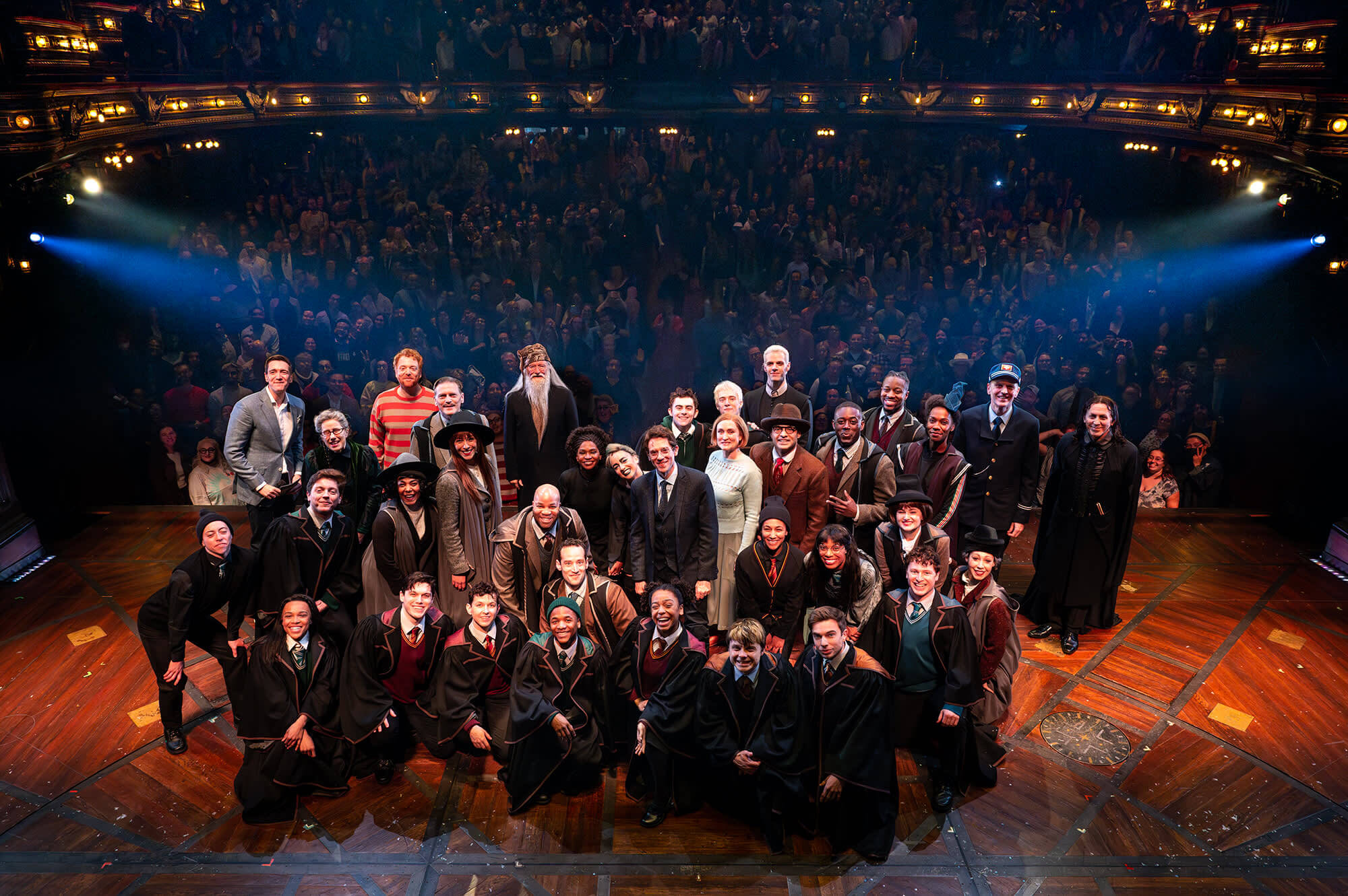 Фильм «Гарри Поттер и Проклятое дитя»: когда выйдет и кто сыграет. Спектакль «Проклятое дитя» идёт в лондонском Вест-Энде с 2016 года и получил премию «Оливье» как лучшее театральное шоу. Адаптация этой истории в кино может стать долгожданным финалом саги. Источник изображения: harrypotter.com. Фото.