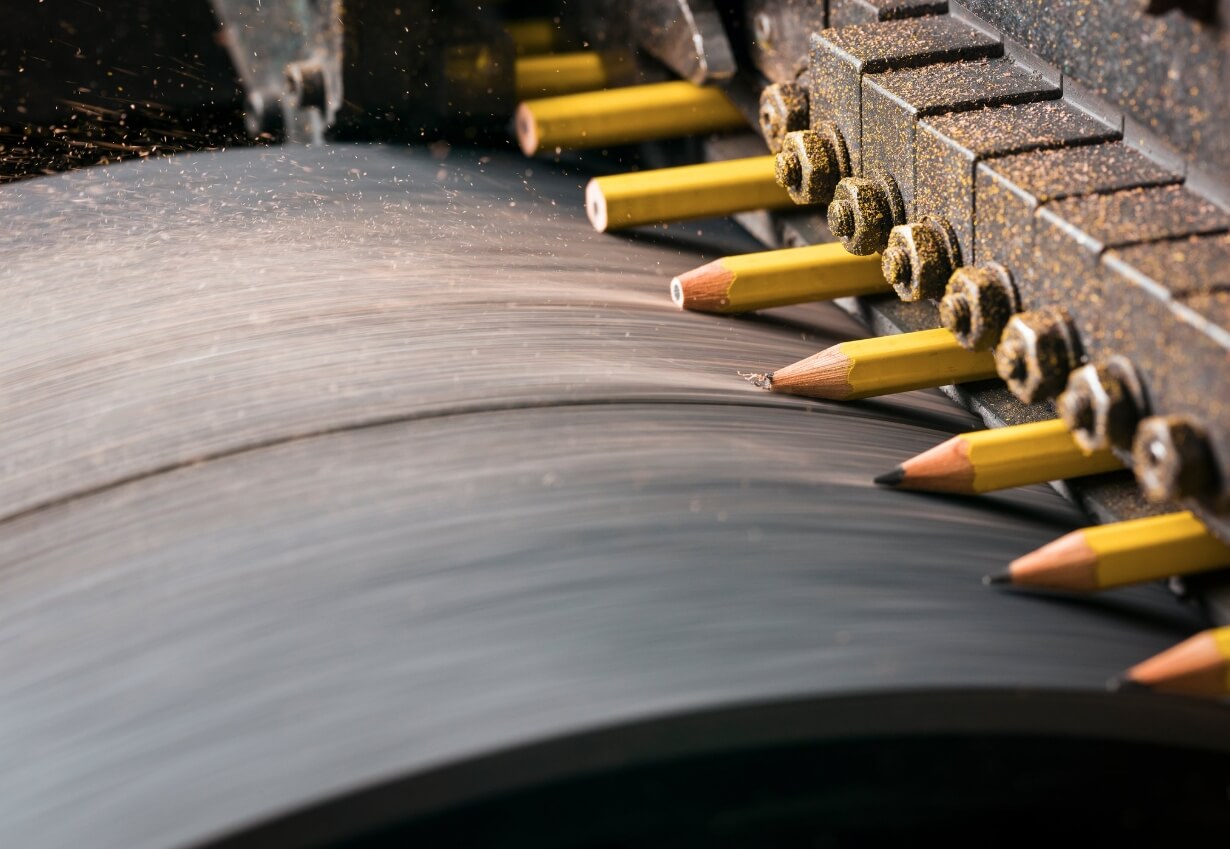 Как делают карандаши. Производство карандашей уже давно автоматизировано, вплоть до заточки. Источник изображения: yaplakal.com. Фото.