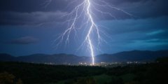 В России зафиксирована самая мощная молния в мире — от нее трескались окна. Фото.