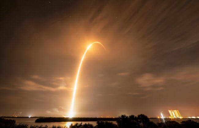 SpaceX за раз запустила десятки спутников на старой ракете — кажется, она никогда не сломается. Фото.