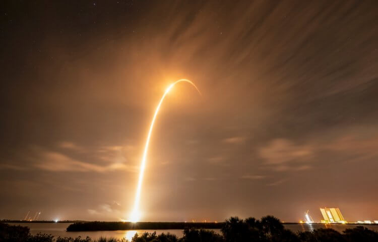 SpaceX за раз запустила десятки спутников на старой ракете — кажется, она никогда не сломается. Ракета Falcon 9 в очередной раз поразила своими способностями. Источник фотографии: аккаунт @SpaceX в X. Фото.