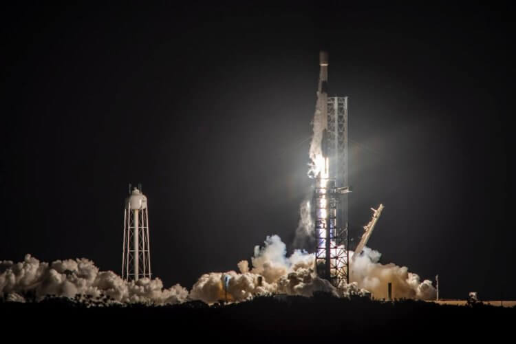 Запуск ракеты SpaceX 4 мая 2025 года. Запуск безотказной ракеты Falcon 9 в День Звездных войн. Источник фотографии: аккаунт @SpaceX в X. Фото.