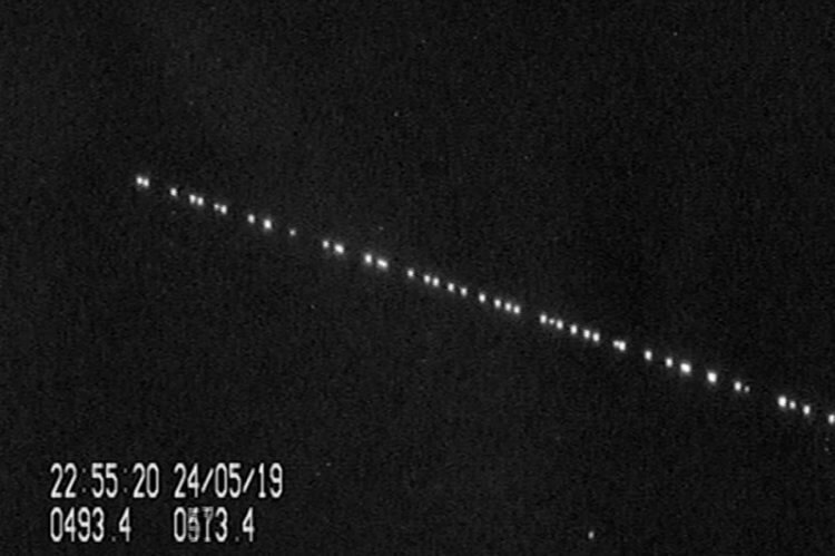Световое загрязнение Земли. Линия из спутников Starlink на небе. Источник изображения: Live Science. Фото.