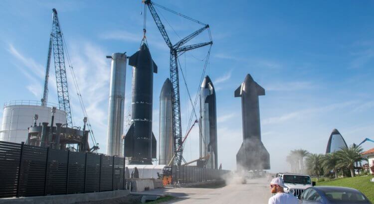 Город Илона Маска. На территории Старбейса идет строительство огромной ракеты Starship. Источник изображения: аккаунт @spacesudoer в X. Фото.