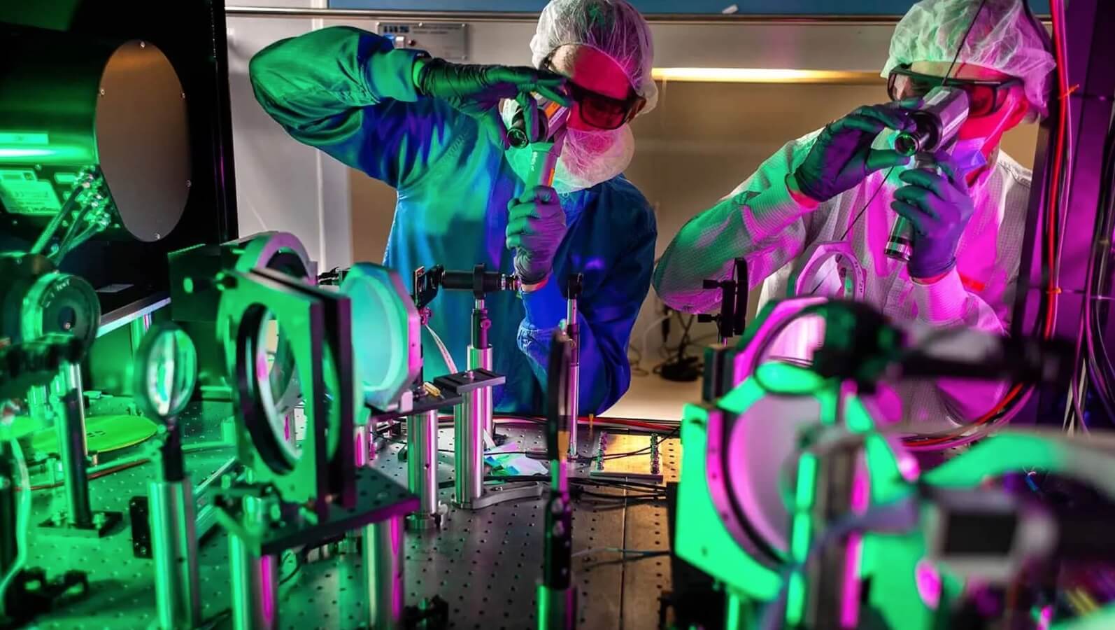 Самый мощный лазер в мире. Большая часть лазерной установки ZEUS открыта — на фото ученые работают с его зеркалами. Источник изображения: popsci.com. Фото.