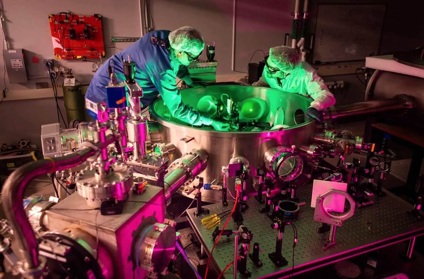 Как работает лазер. Лазерная установка ZEUS с другого ракурса. Источник изображения: popsci.com. Фото.