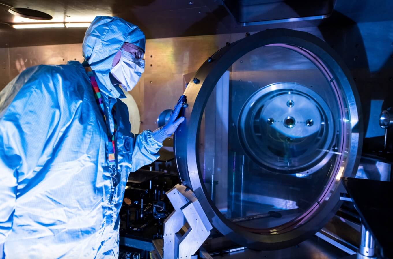 Эксперименты с лазером. Ученый рядом с лазерной установкой Vulcan 20-20. Источник изображения: clf.stfc.ac.uk. Фото.