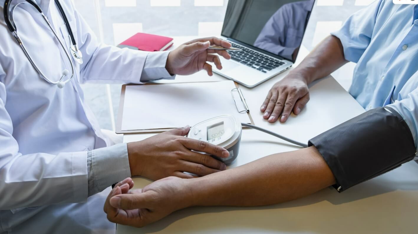 Показания тонометра дома и в кабинете врача отличаются, не стоит пугаться. Источник изображени: managedhealthcareexecutive.com. Фото.