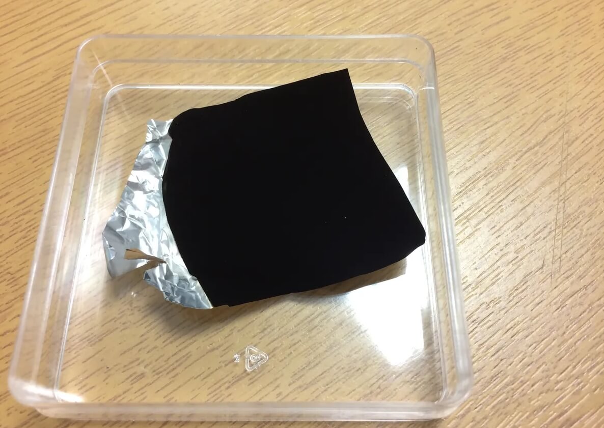 Самая черная краска в мире — вантаблэк. Этот материал будто бы залили черным цветом в «Пэйнте». Источник изображения: IFL Science. Фото.