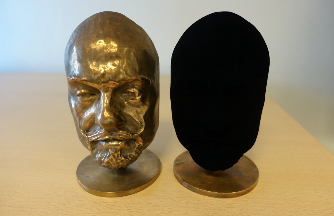 Самая черная краска в мире — вантаблэк. Маска, покрытая краской вантаблэк. Источник изображения: Business Insider. Фото.