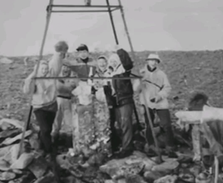 Что произошло с телами погибших туристов. Группа на вершине горы незадолго до гибели. Источник: morbidkuriosity.com. Фото.