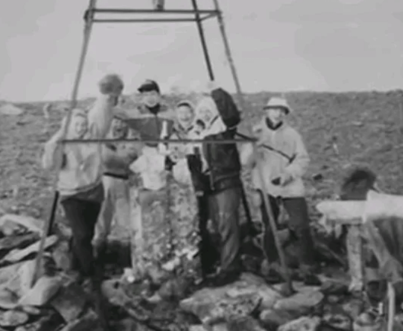 Что произошло с телами погибших туристов. Группа на вершине горы незадолго до гибели. Источник: morbidkuriosity.com. Что произошло с телами погибших туристов. Группа на вершине горы незадолго до гибели. Источник: morbidkuriosity.com. Фото.