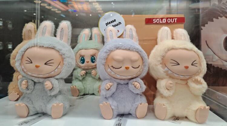 Кто такие Лабубу и Вакуку. Labubu производится китайской компанией Pop Mart — в партнерстве с художником Касингом Лунгом. Источник фотографии: petanicupu / Shuttersock / FOTODOM. Кто такие Лабубу и Вакуку. Labubu производится китайской компанией Pop Mart — в партнерстве с художником Касингом Лунгом. Источник фотографии: petanicupu / Shuttersock / FOTODOM. Фото.