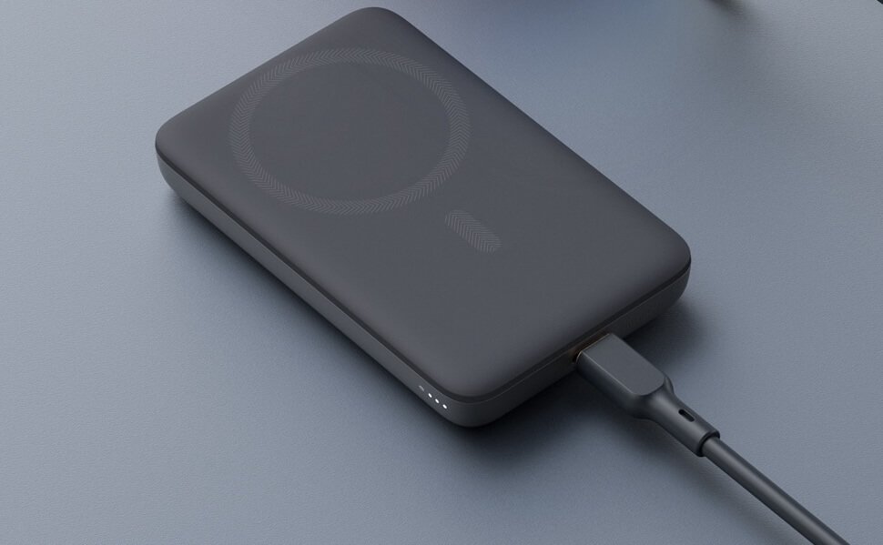 Заряжать с помощью этого повербанка можно сразу 2 устройства. Фото.