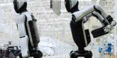 Создан первый в мире робот, способный работать 24/7: он сам себе меняет батарейки! Фото.
