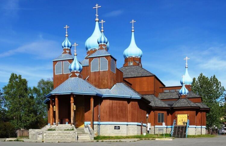 Взаимодействие с коренными народами. На Аляске по сей день действует множество православных церквей. Источник: tourister.ru. Взаимодействие с коренными народами. На Аляске по сей день действует множество православных церквей. Источник: tourister.ru. Фото.