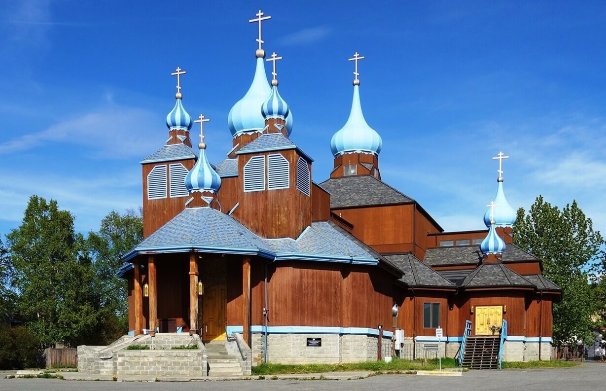 Взаимодействие с коренными народами. На Аляске по сей день действует множество православных церквей. Источник: tourister.ru. Фото.
