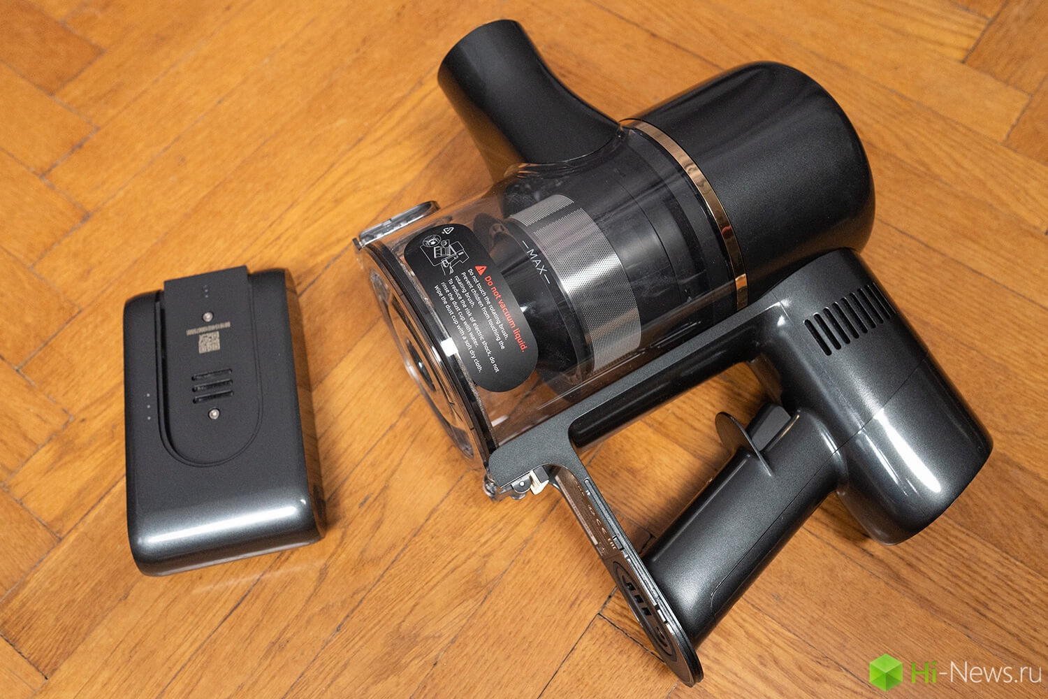 Уровень шума и время работы. Аккумулятор можно заряжать отдельно. А зарядной станции для него нет — только провод. Фото.