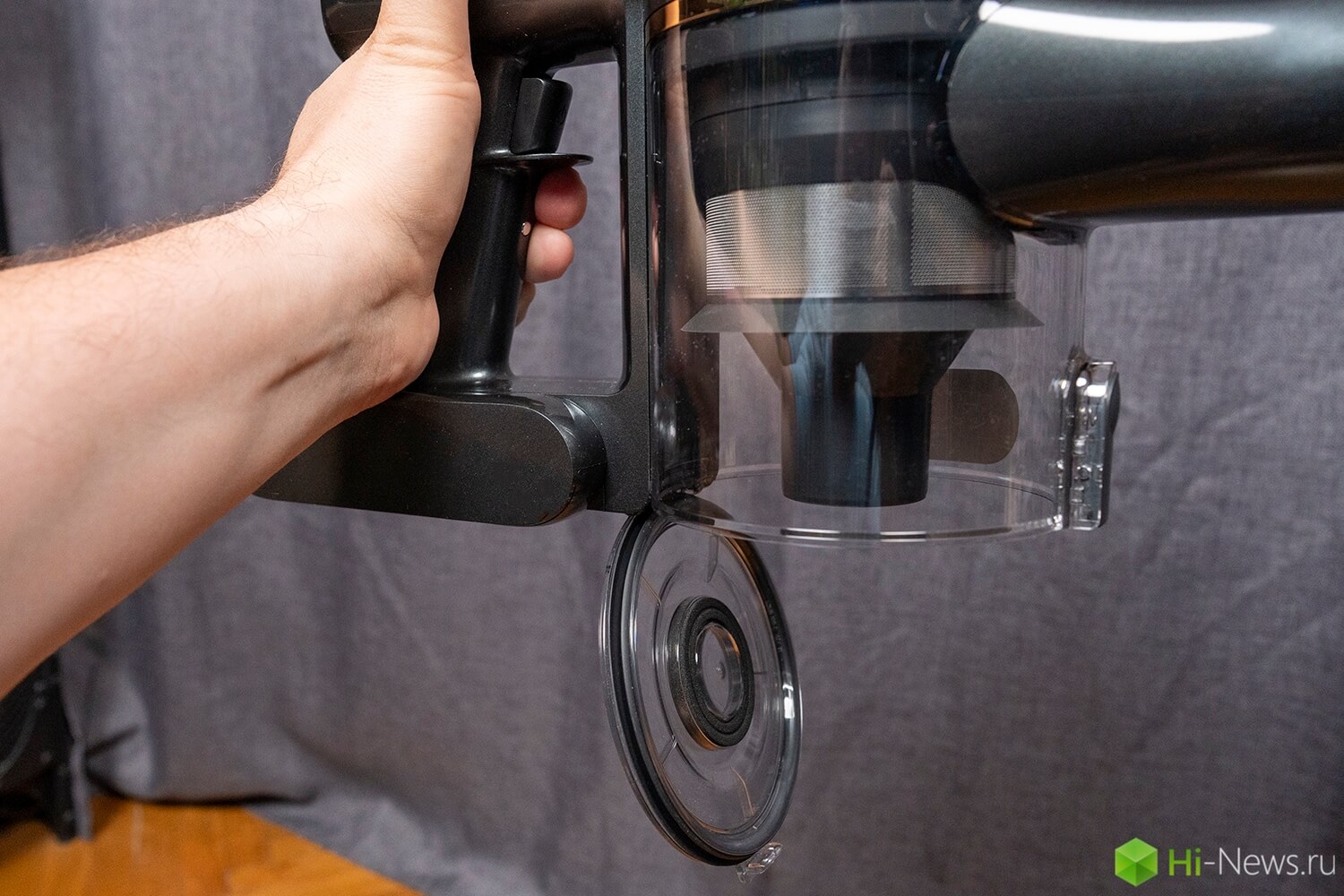 Опыт использования Dreame R10S Pro. Для очистки контейнера надо просто нажать кнопку и вытряхнуть его содержимое через открывшуюся створку. Фото.