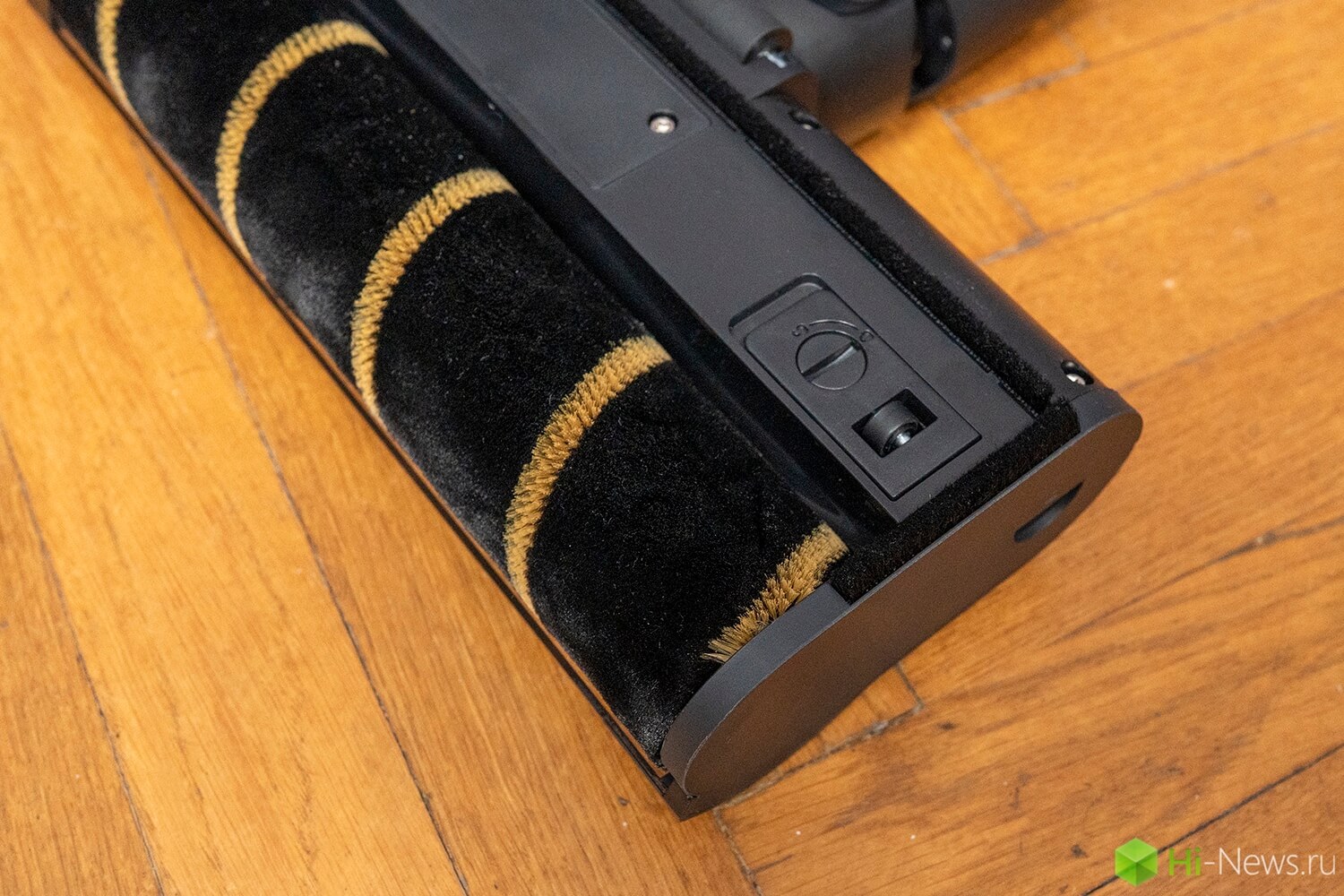 Опыт использования Dreame R10S Pro. Щетка может максимально близко подходить к стене. Фото.