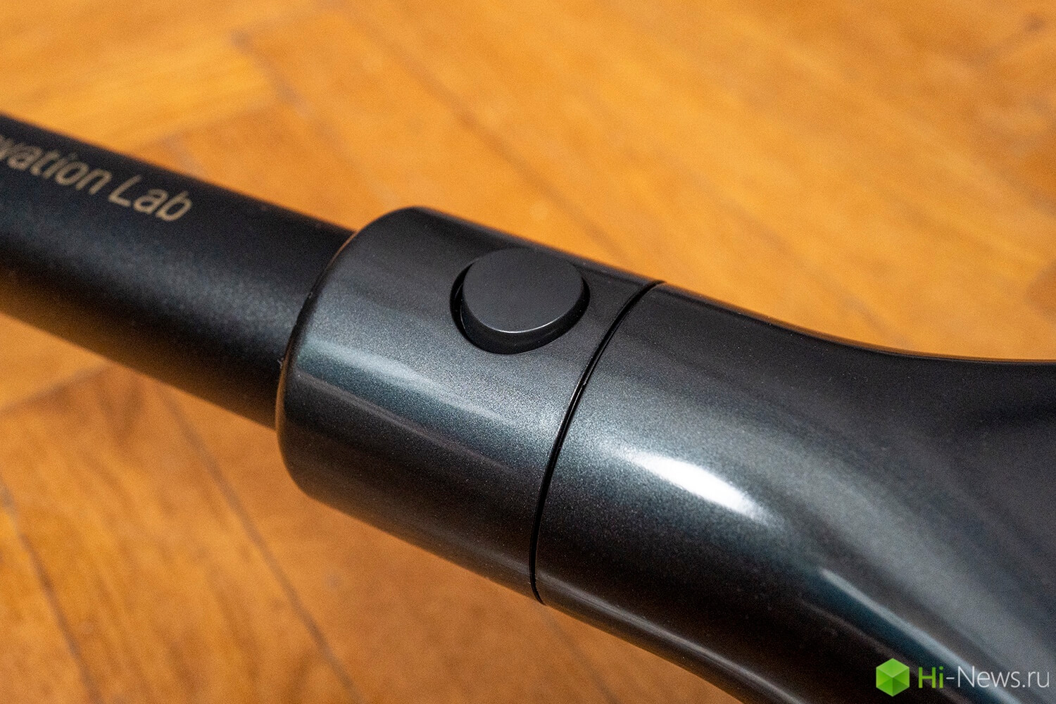 Как ухаживать за вертикальным пелесосом. Все сочленения на таких кнопках. Нажимаешь ее и снимаешь насадку. Фото.