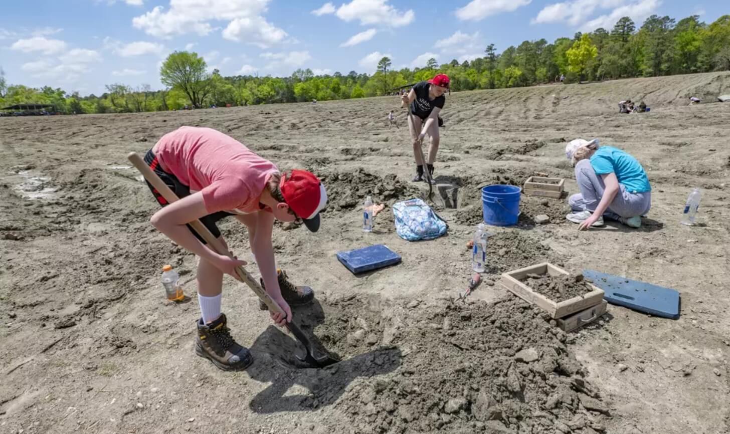 Посетителям парка разрешено использовать различный инструмент для поиска алмазов. Источниу: townsquare.media. Фото.
