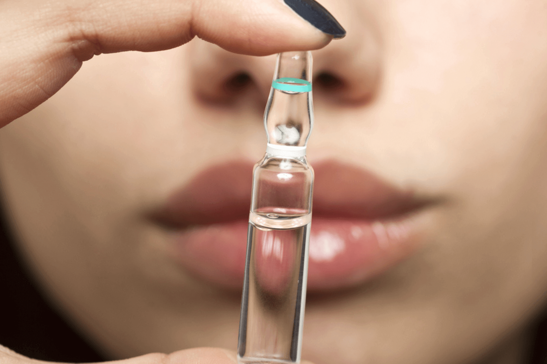 Филлер — это гелеобразный препарат, который вводят под кожу для заполнения объема, разглаживания морщин или коррекции формы губ и лица. Фото.