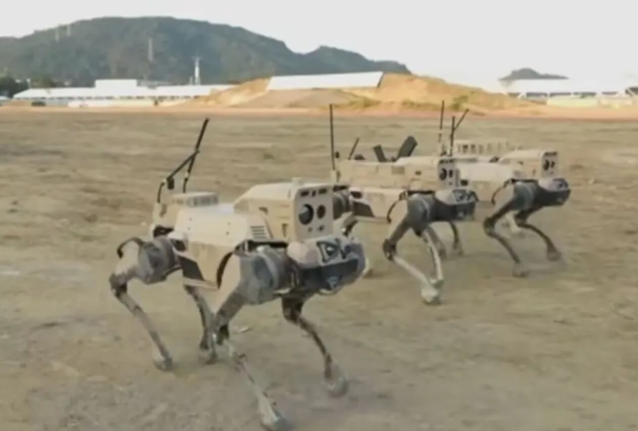 Робоволки управляются операторами. Фото.