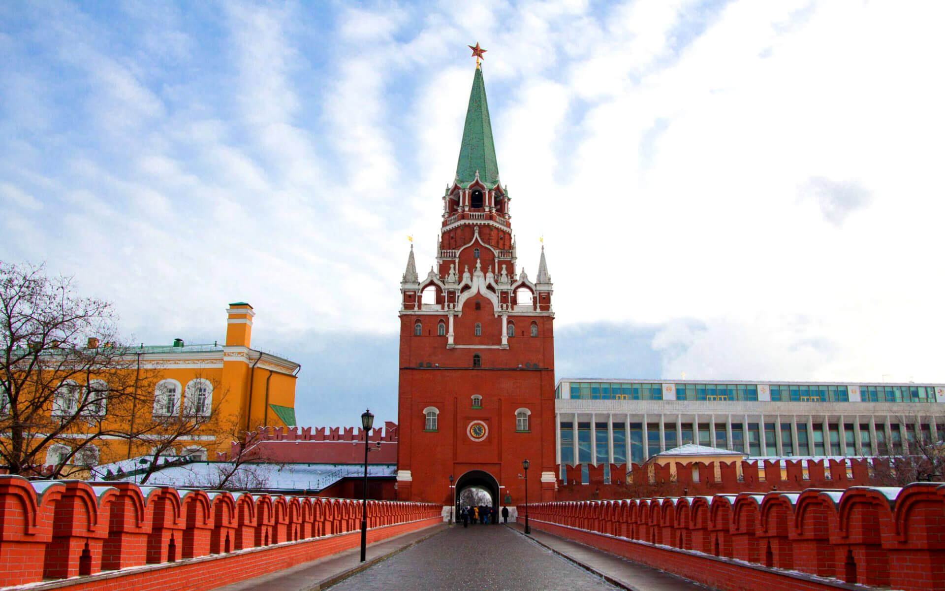 Сравнение с Троицкой башней Кремля. Троицкая башня Кремля на несколько десятков метров ниже самых высоких деревьев. Источник: kartinki24.ru. Фото.