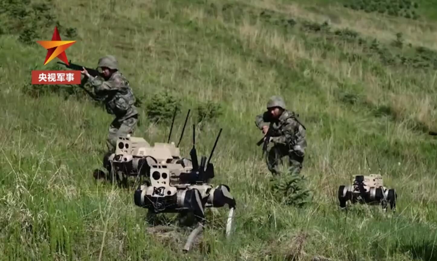 Боевые роботы действуют рядом с солдатами. Фото.