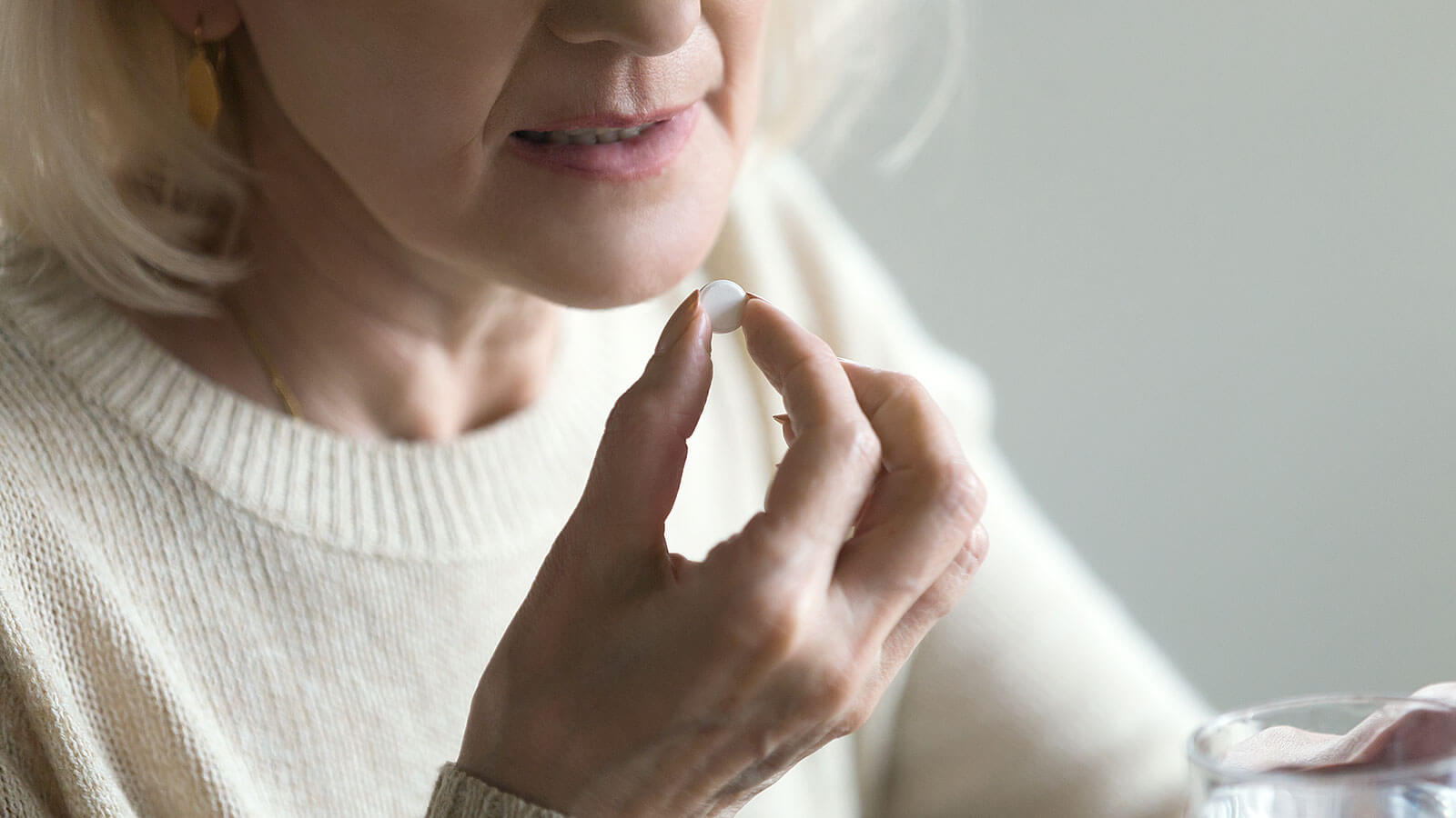 Аспирин не снижает смертность, зато увеличивает риск скрытых кровотечений во внутренних органах. Источник изображения: pharmaceutical-journal.com. Фото.