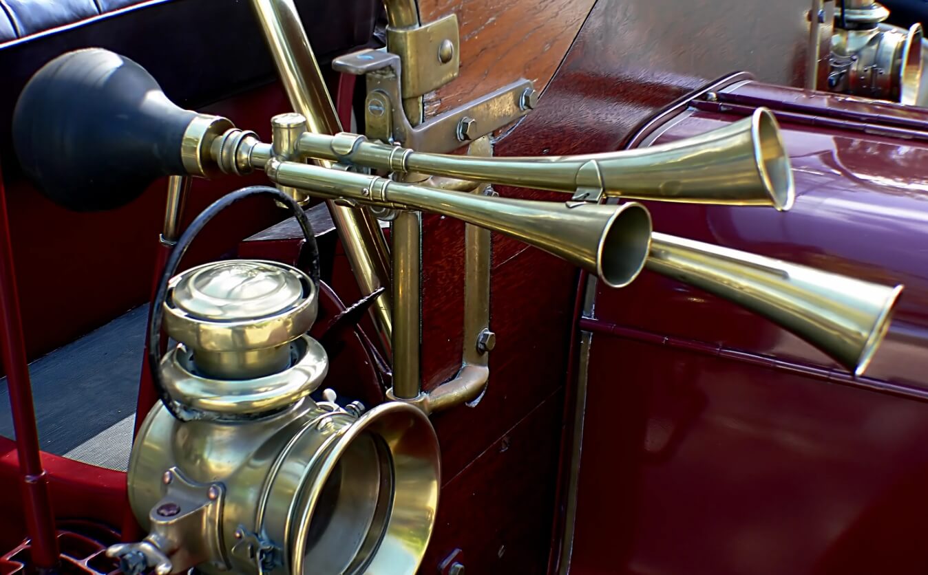 История автомобильного гудка начиналась с резиновой груши. Клаксон на старинном автомобиле. Источник фотографии: pxhere.com. Фото.