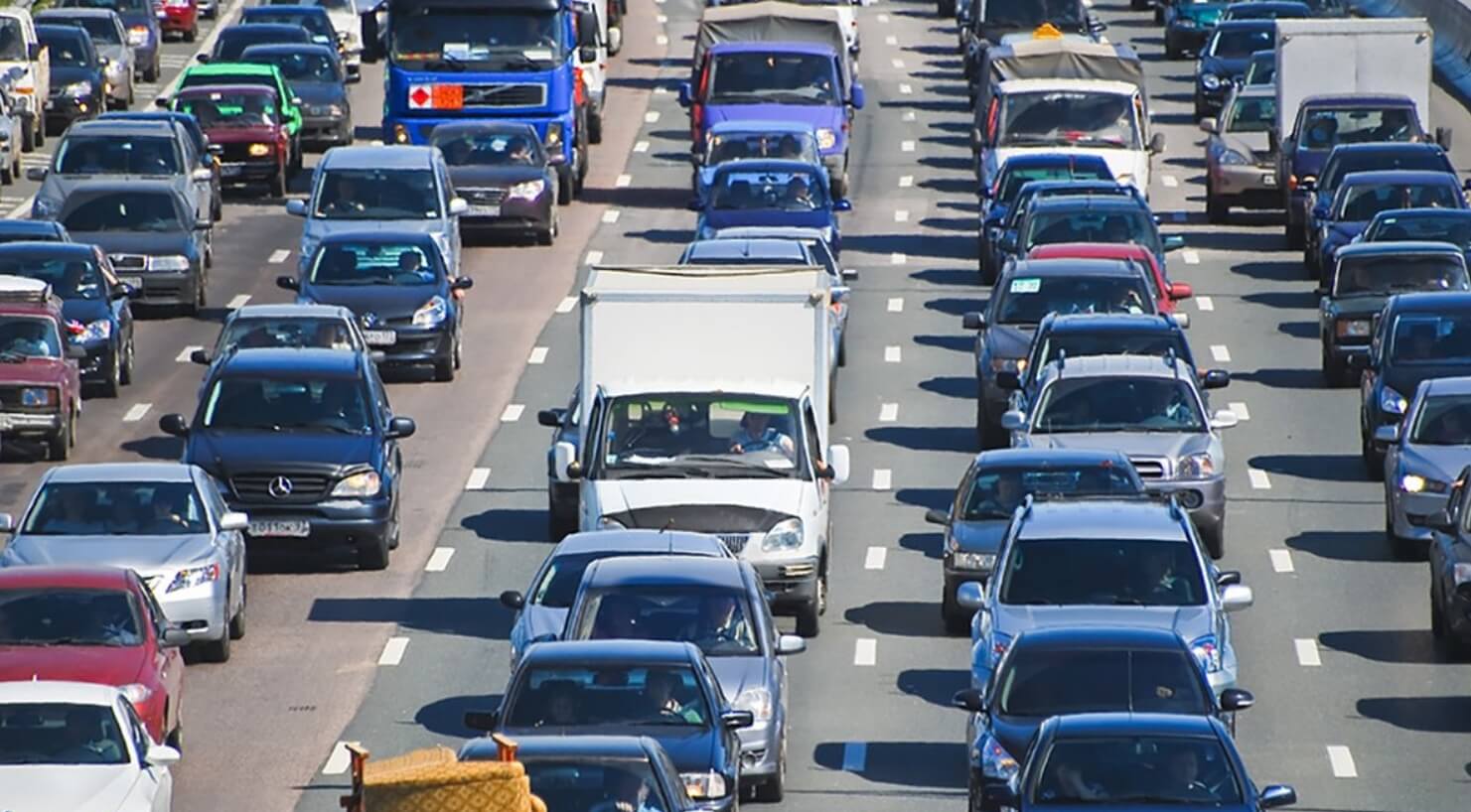 Почему громкость автомобильного клаксона так «режет» слух. Автомобильный гудок мы не спутаем ни с чем. Источник фотографии: health.mail.ru. Фото.