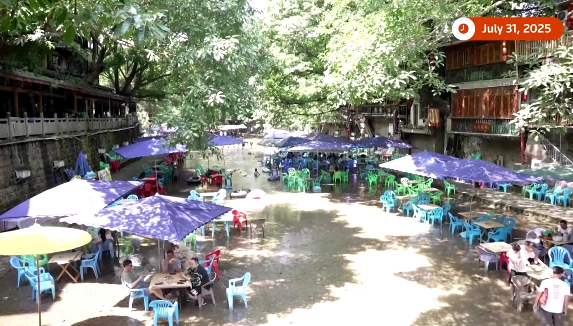 Как люди спасались от жары. Прохладные места в Китае стали на вес золота. Источник фотографии: Reuters. Фото.