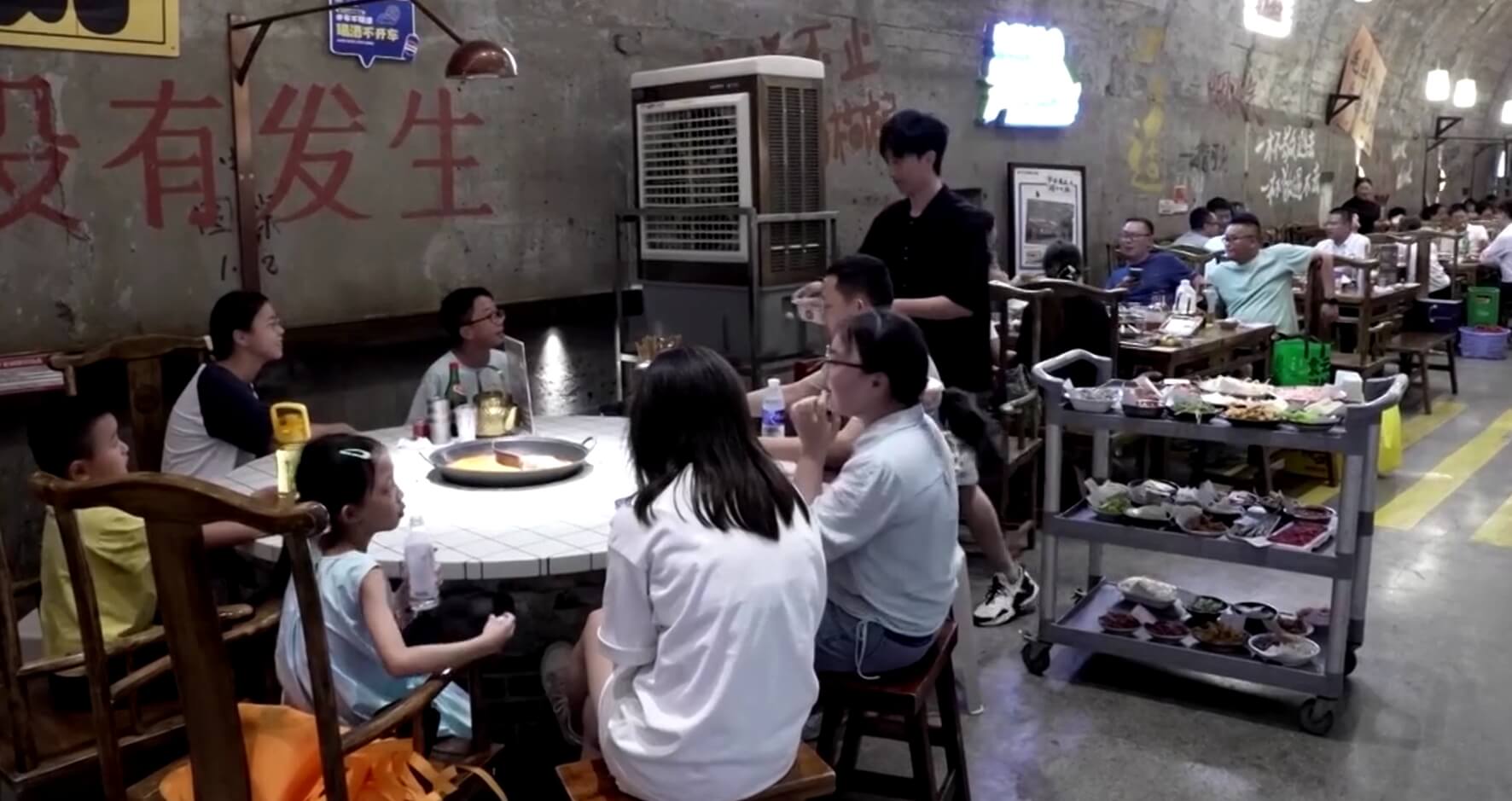 Как люди спасались от жары. Жители Китая спасаются от жары в бомбоубежищах. Источник фотографии: Reuters. Фото.