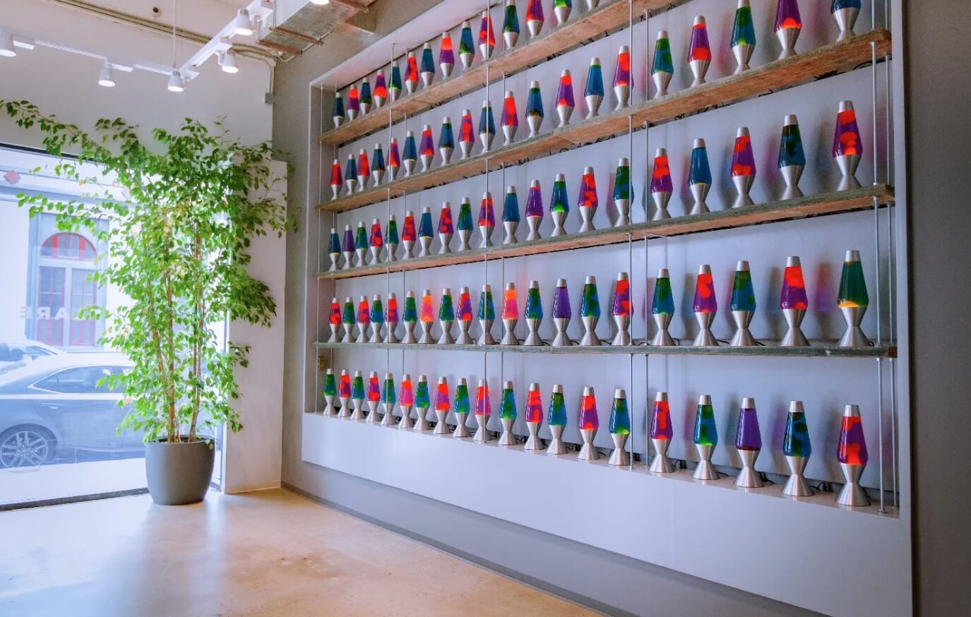 Стена с лава-лампами в штабе Cloudflare. Источник изображения: mwcamp.ru. Фото.