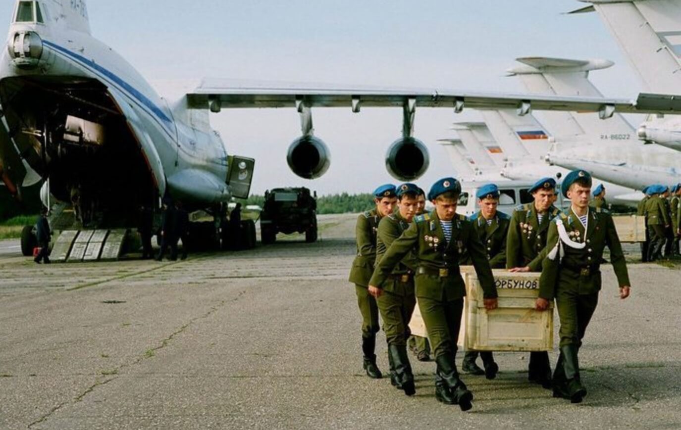 Груз 200 могут доставлять самыми разными видами транспорта. Источник фотографии: back-in-ussr.com. Фото.