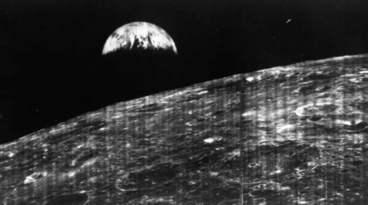 Первая фотография Земли с Луны: забытый кадр, который изменил историю. Первая фотографий Земли, сделанная при помощи аппарата «Лунар орбитер-1»<div class= Первая фотография Земли с Луны: забытый кадр, который изменил историю. Первая фотографий Земли, сделанная при помощи аппарата «Лунар орбитер-1». Источник фотографии: wikipedia.org. Фото.