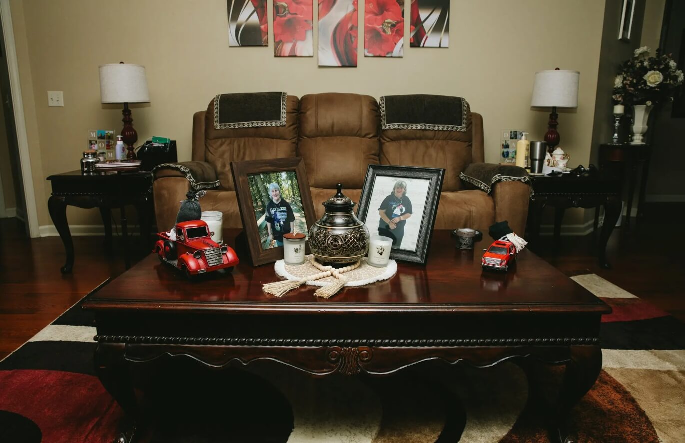 Ужасы пересадки органов в США. Урна с прахом Мисти Хокинс, которая оказалась жива во время извлечения органов. Источник фотографии: The New York Times. Фото.