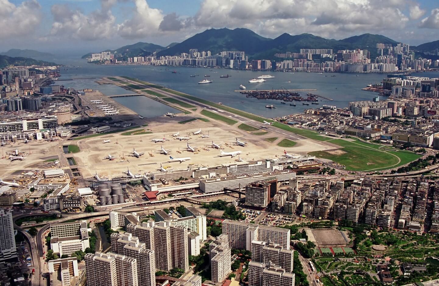 История аэропорта Кайтак в Гонконге. На фотографии видно, насколько близко Кайтак расположен к жилым домам. Источник фотографии: skyscraperpage.com. Фото.